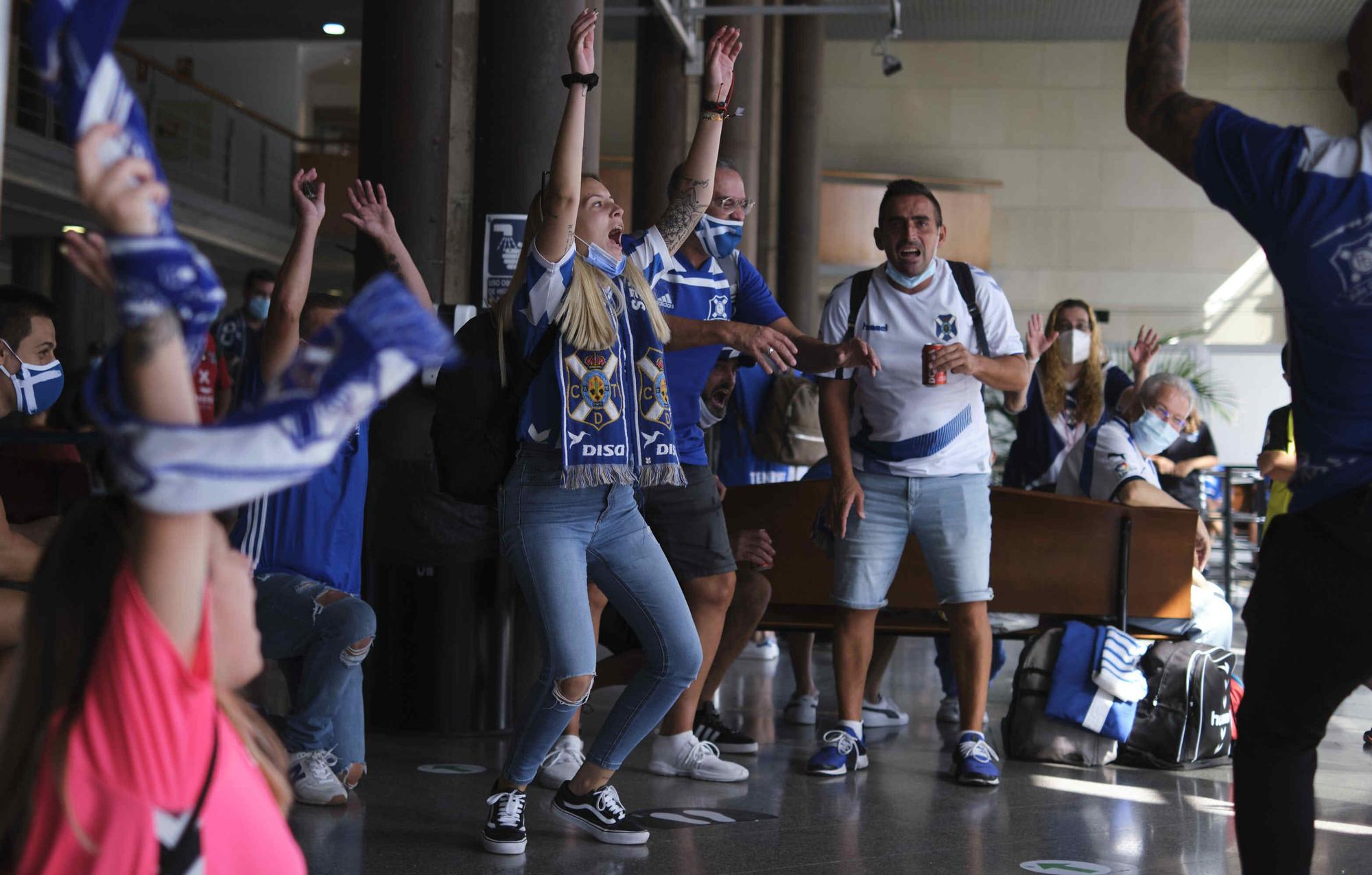 Aficionados del CD Tenerife, rumbo al derbi