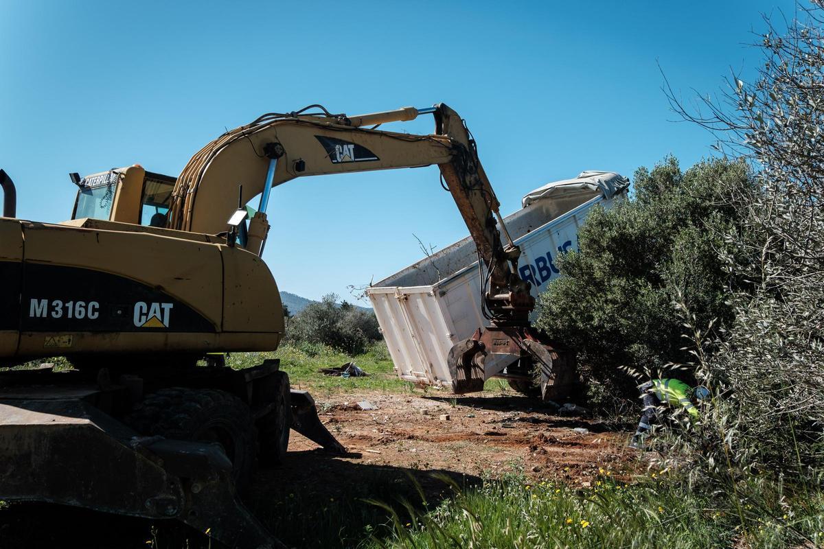 Una excavadora limpia los últimos restos de Can Raspalls