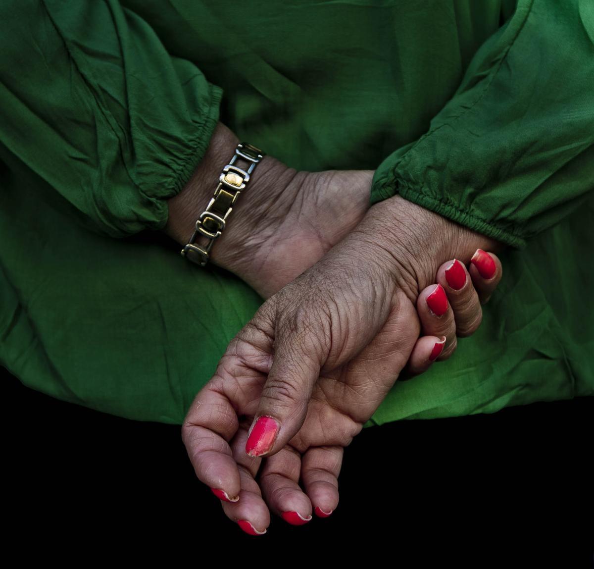 Mujer migrante que ha encontrado trabajo en el interior de Castellón en el cuidado de una anciana.