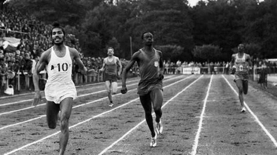 Milkha Singh vence en una carrera durante 1960.