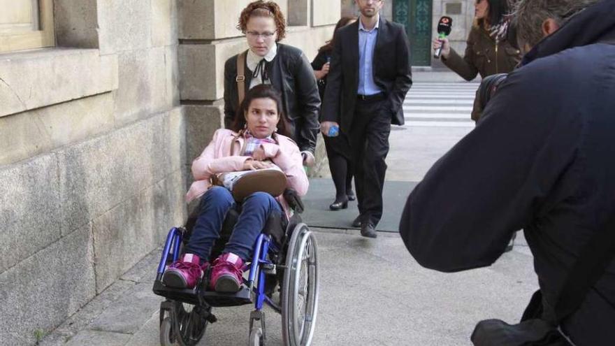 Verónica (en silla de ruedas) y Christian Rosendo, antes de entrar en la sede judicial tudense. // José Lores