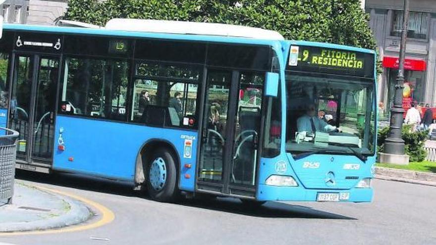 Un autobús de TUA circulando por el centro de Oviedo.