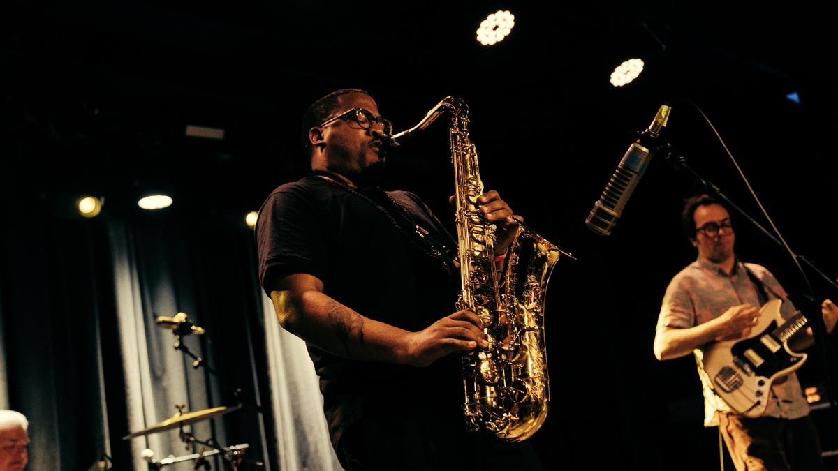 El saxofonista James Brandon Lewis con The Messthetics, durante su concierto en el Primavera a la Ciutat