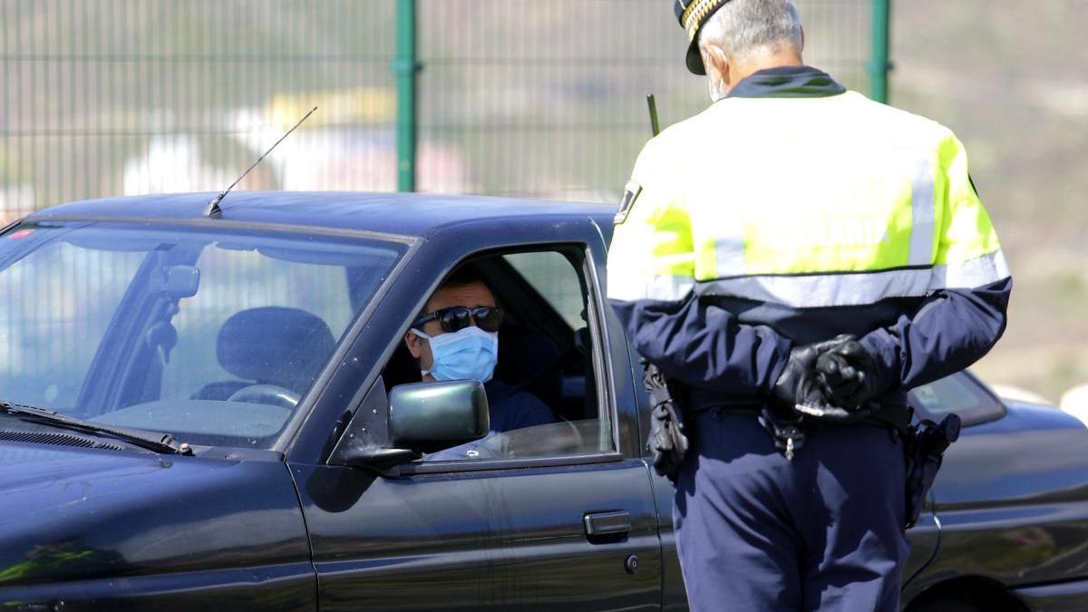 Un agente de la Policía Local de Santa Cruz realiza labores de control.