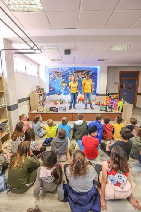 El centro pone en marcha un espacio multiusos para un alumnado diverso, con más de un 60% de extranjeros y muy bien acogido por la comunidad escolar de Orihuela Costa