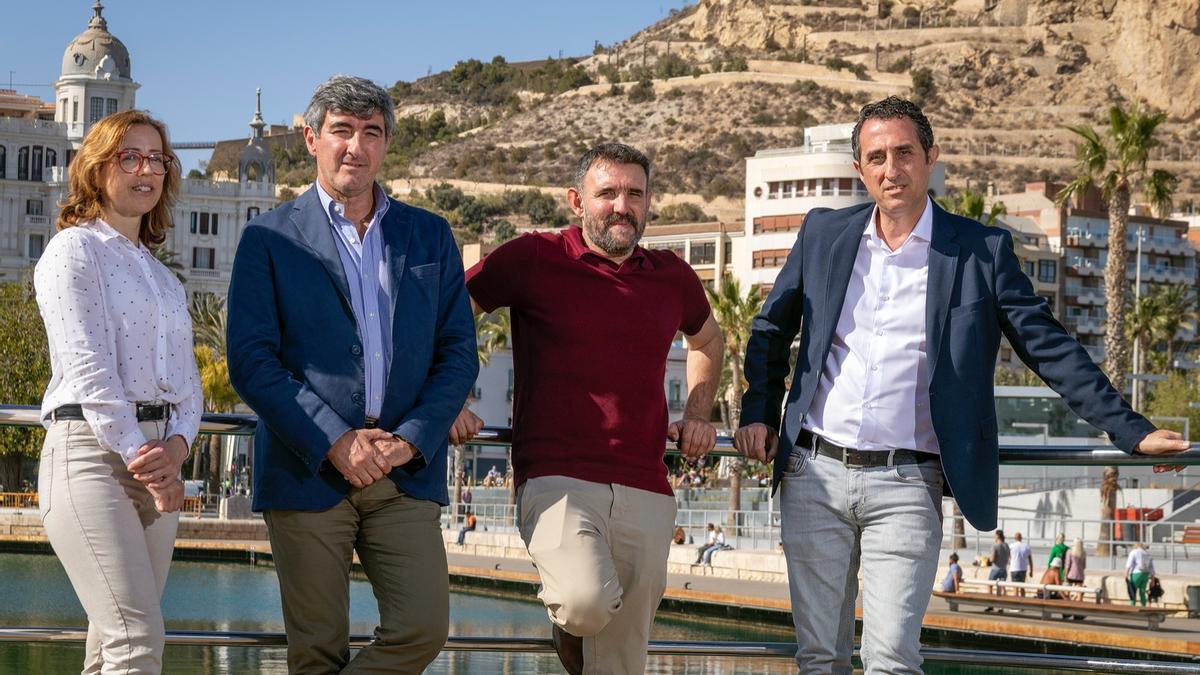 Juan María Boix (derecha), junto a los miembros de su equipo Belén Huertas, Óscar Cholbi y Miguel Martínez.