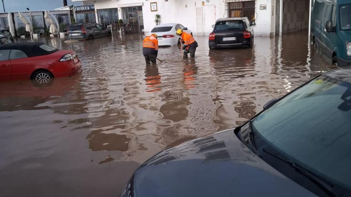 Los servicios de emergencia, ayer, en la urbanización Los Pinos.