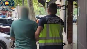 Agentes de la Policía Nacional llevan detenido al presunto pedófilo de Manacor.