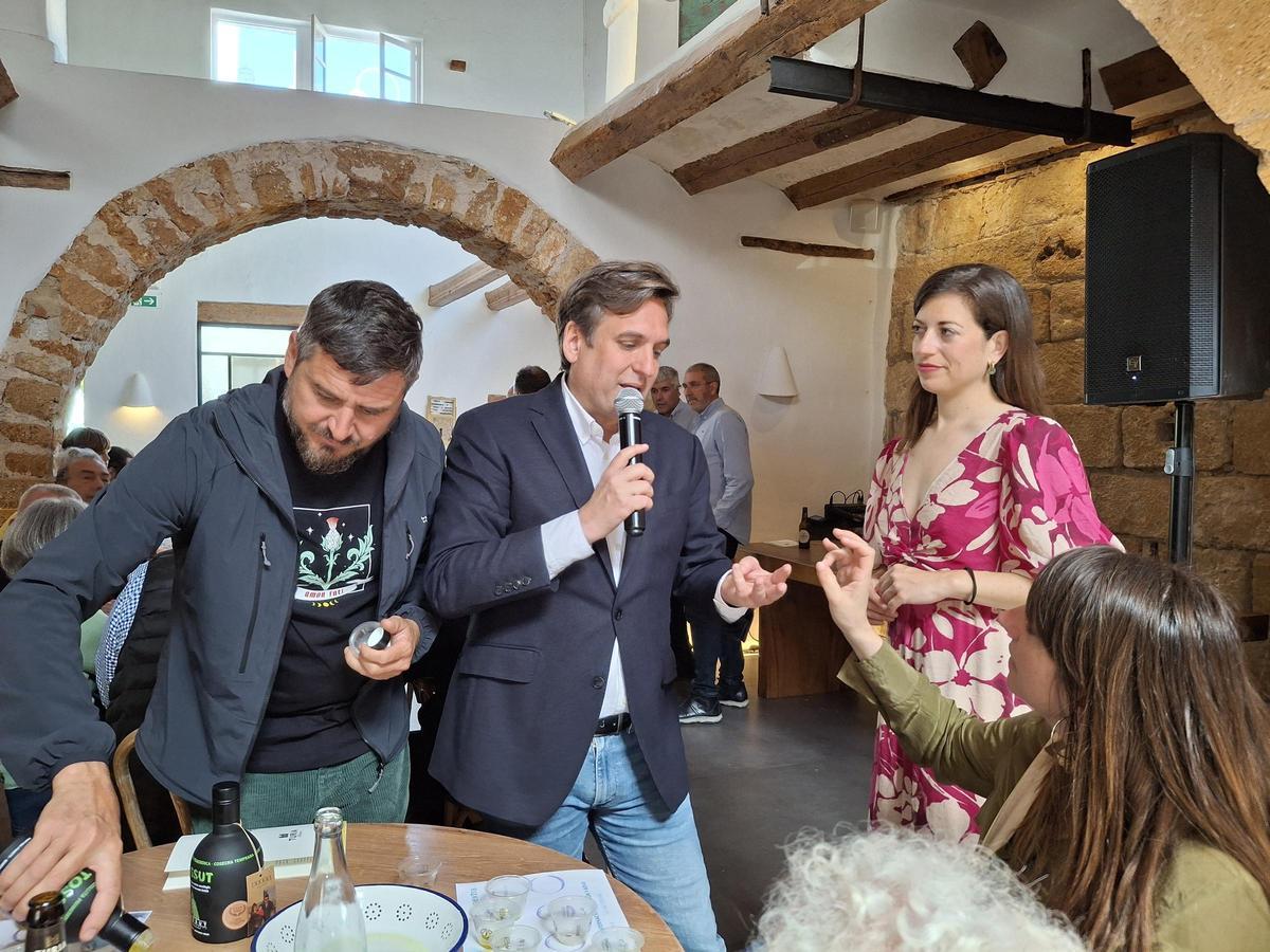 Paco Albert guió la cata de aceites