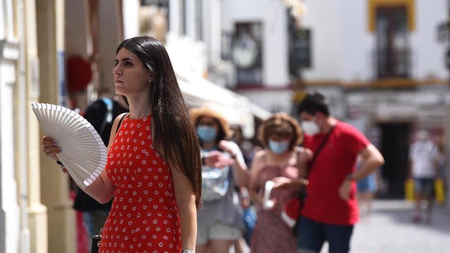 Una joven se abanico para mitigar el calor en Córdoba.