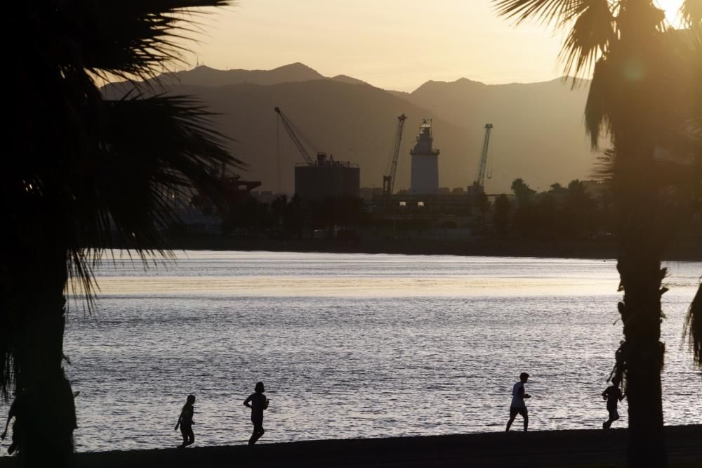 Atardecer en las playas de Málaga en noviembre.