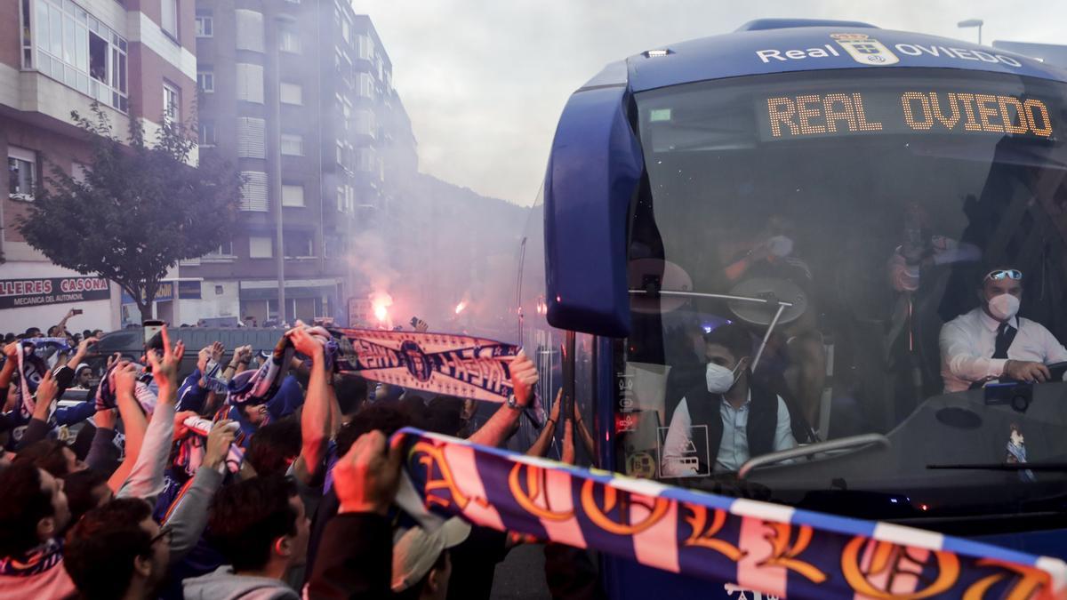 Ambiente de las aficiones en los prolegómenos del derbi