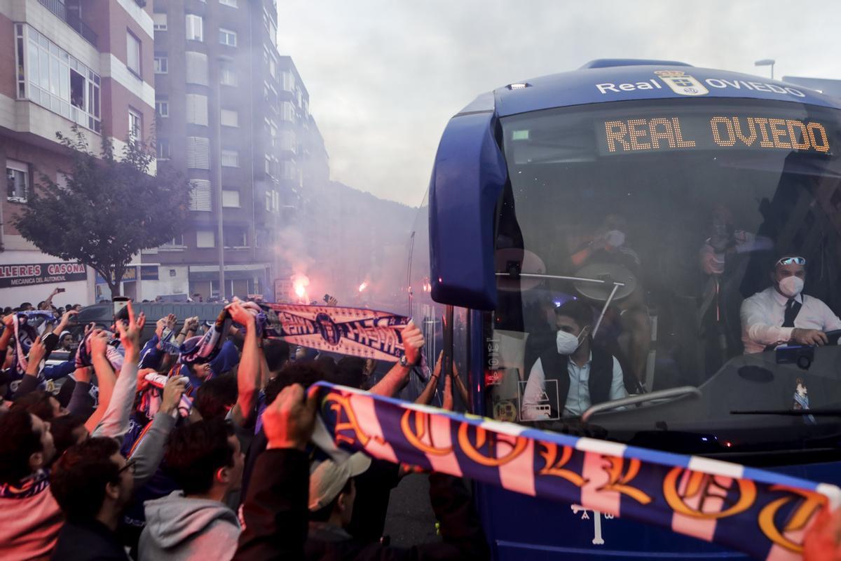 Ambiente de las aficiones en los prolegómenos del derbi
