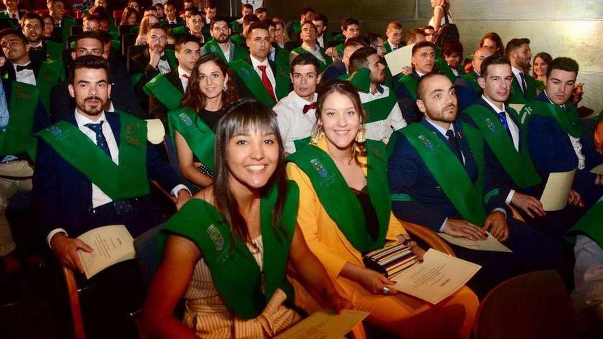 Graduación de las tres titulaciones de Ciencias da Educación e do Deporte  |  El Pazo da Cultura acogió ayer el acto de graduación de los integrantes de las tres titulaciones de grado que se imparten en la Facultade de Ciencias da Educación e do Deporte de la ciudad. El acto, que contó con la actuación del coro del campus de Pontevedra, sirvió para que recogieran sus bandas y diplomas los nuevos titulados en Ciencias da Actividades Física e do Deporte, Educación e do Deporte, en Educación Infantil y el Educación Primaria.