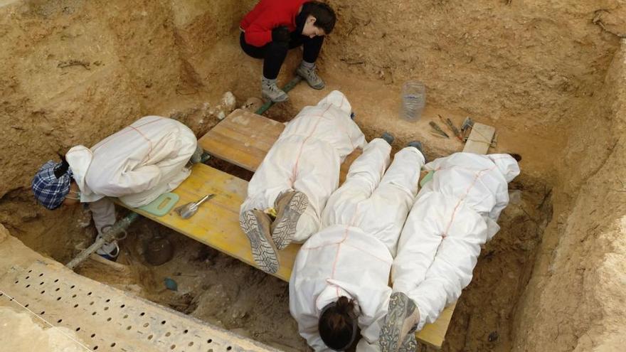 Equipo de arqueólogos durante los trabajos de excavación en la fosa común del cementerio de Paterna.