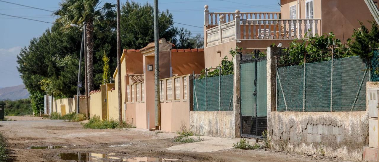 Las viviendas de la urbanización La Fuensanta carecen de una red de alcantarillado.  | LOYOLA PÉREZ DE VILLEGAS