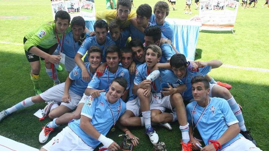 Los componentes del Celta que ganaron el torneo sub 16 el año pasado.