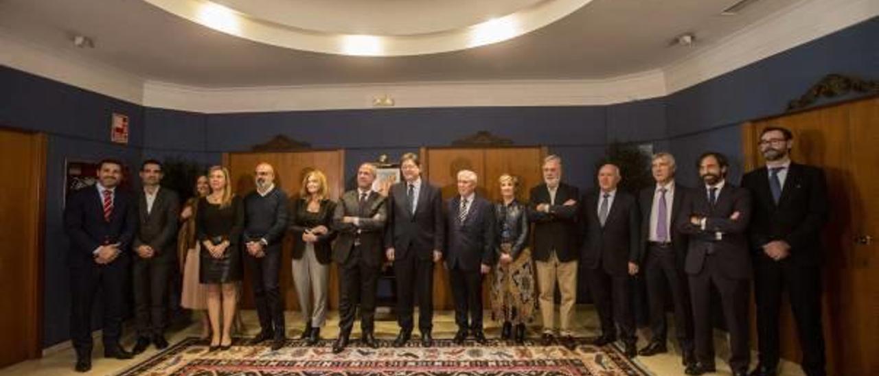 La foto de familia que se hizo la cúpula de CEV Alicante con el president Ximo Puig.
