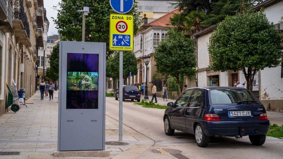 Un panel digital, en el cruce de la rúa Principal con Calvo Garra.