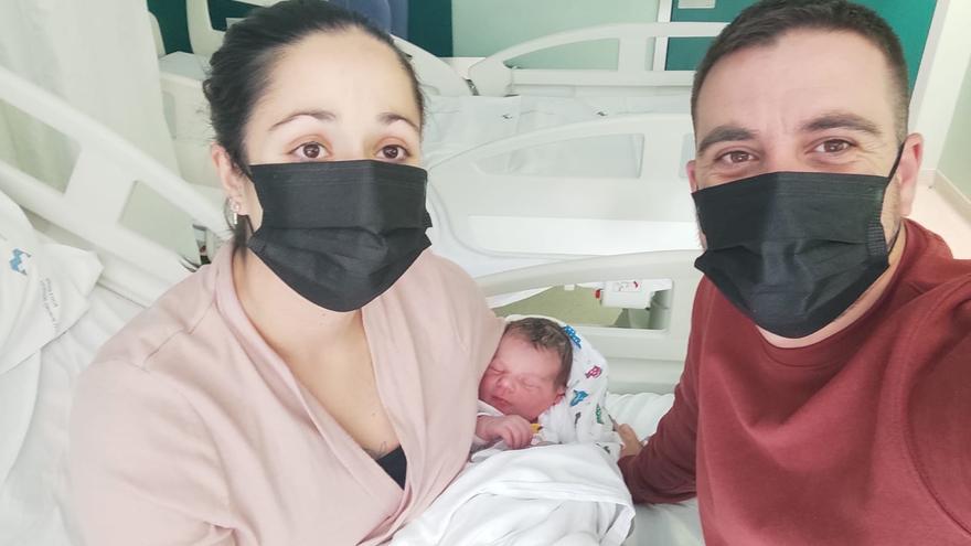 Izan, de Barrio Peral, el primer bebé nacido en Cartagena este 2022