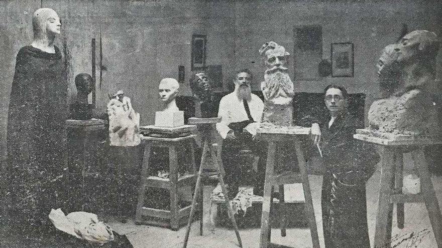 Emilio de Madariaga, en el estudio madrileño, rodeado de sus obras, con el médico Rodríguez y su busto.