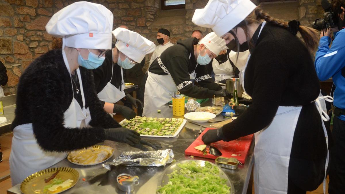 Un grupo de alumnos de la Escola de Hostalería preparando un ágape