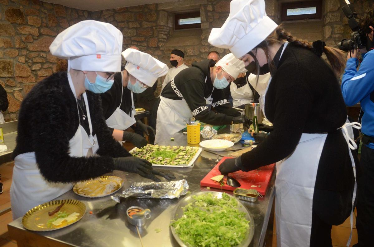 Un grupo de alumnos de la Escola de Hostalería preparando un ágape