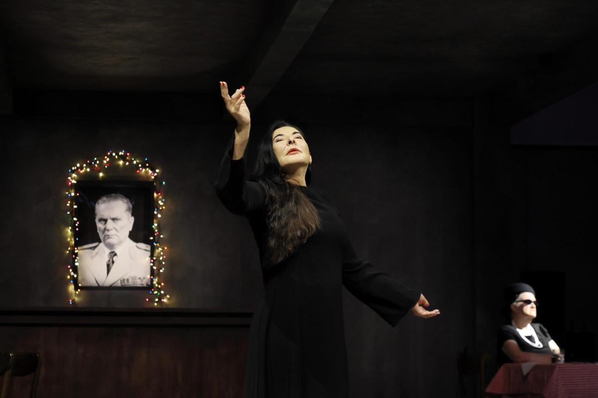 Marina Abramović y Kath Fitzgibbon en Marina Abramović Balkan Erotic Epic