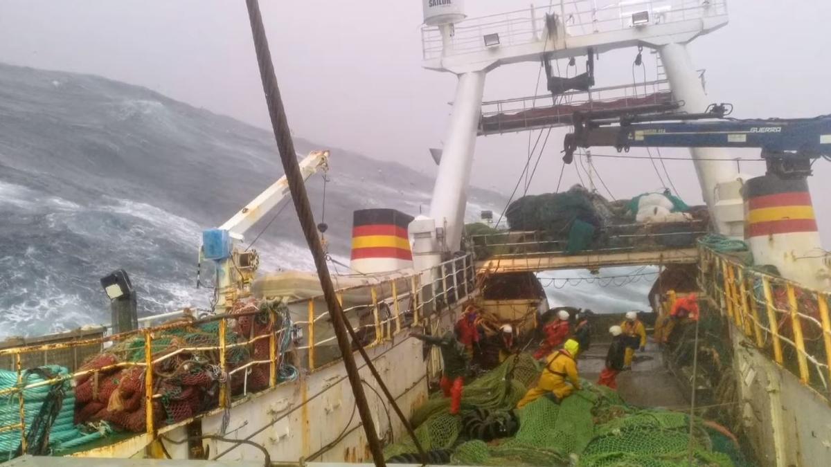 Tripulación en la cubierta del barco &quot;Villa de Pitanxo&quot; en una marea anterior a la del naufragio