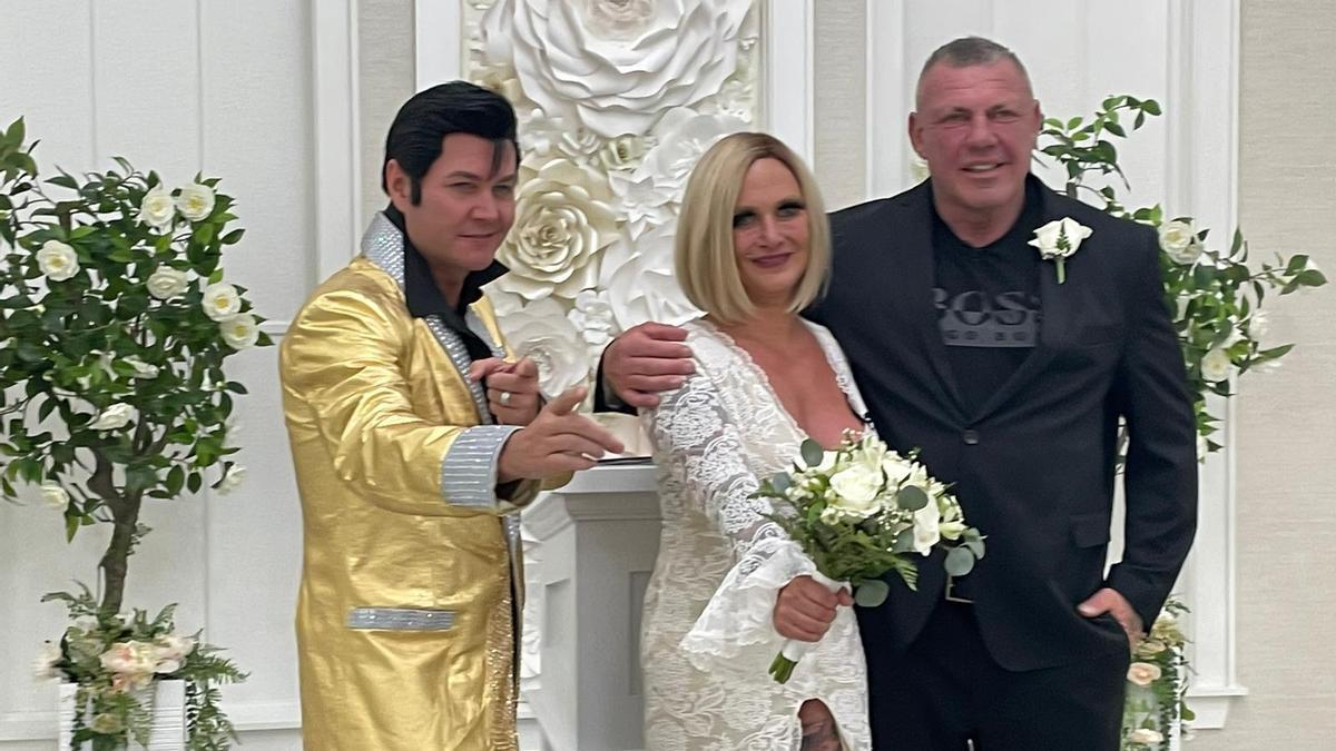 Hochzeit mit Elvis-Imitator: Die Robens in Las Vegas.