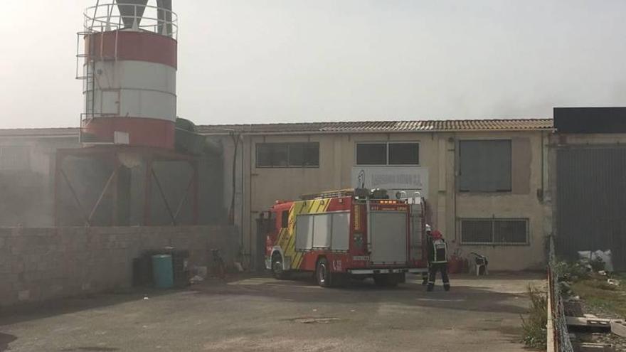 Seis intoxicados en el incendio de una nave industrial en Vinaròs