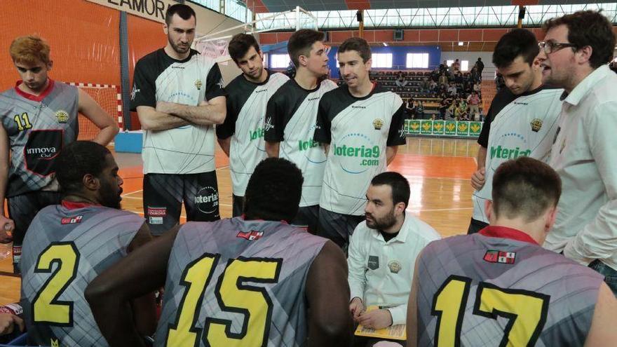 Javier Miguel da instrucciones a sus jugadores.