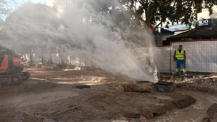 Espectacular fuga de agua en las obras de la plaza España