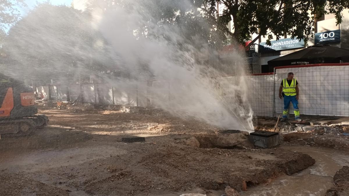 Fuga de agua esta mañana en la plaza España de Palma.