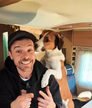 Pablo, camarero español que vive en una autocaravana en Suiza: "Lo primero que hago al levantarme es saludar a mi Bellota"
