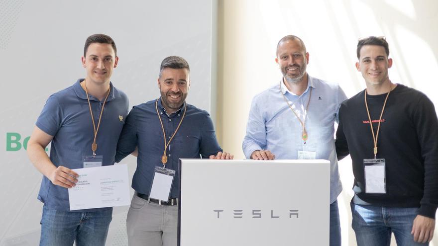 Una empresa de Elda se alía con Tesla para instalar sus baterías inteligentes en la provincia de Alicante