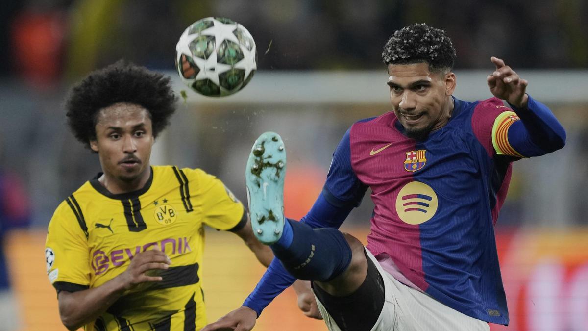 Adeyemi y Araujo pugnan por un balón en el Dortmund-Barça.