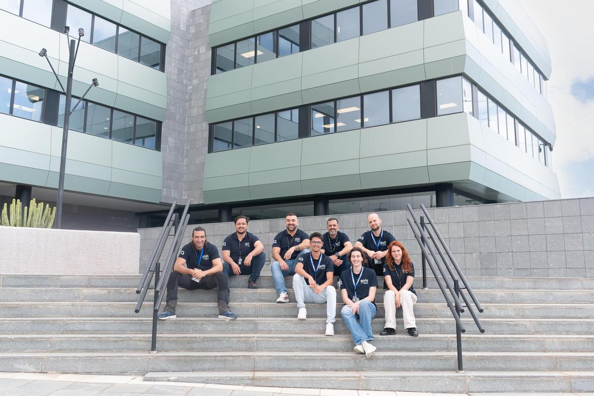 Equipo empresa E-asy en el edificio Sede de Parque Científico y Tecnológico de Tenerife.