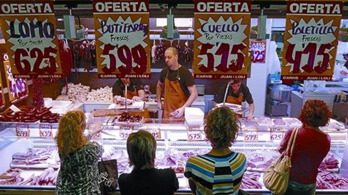 Mujeres comprando en una carnicería de Barcelona.