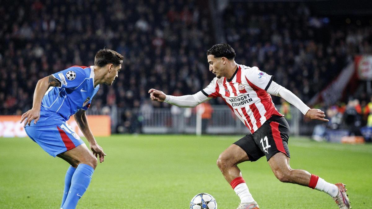 Couhaib Driouech encara a Nahuel Molina, del Atlético de Madrid, en un partido de Liga de Campeones.