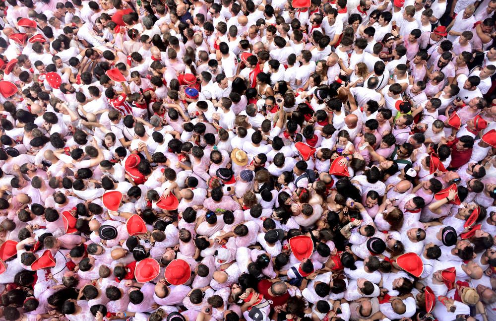 Un chupinazo inclusiu dóna inici als «Sanfermines