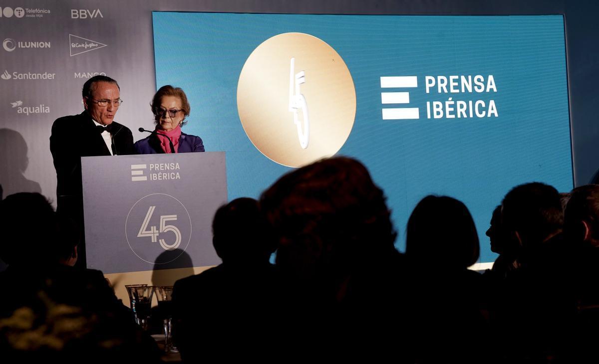 Javier Moll y Arantza Sarasola, presidente y vicepresidenta de Prensa Ibérica, durante su discurso.