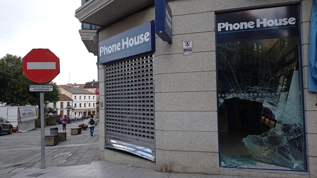 Aspecto de la fachada del Phone House de Lalín tras el asalto de esta madrugada.