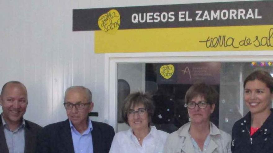 Candidatos del PP junto a la dueña de una quesería zamorana.