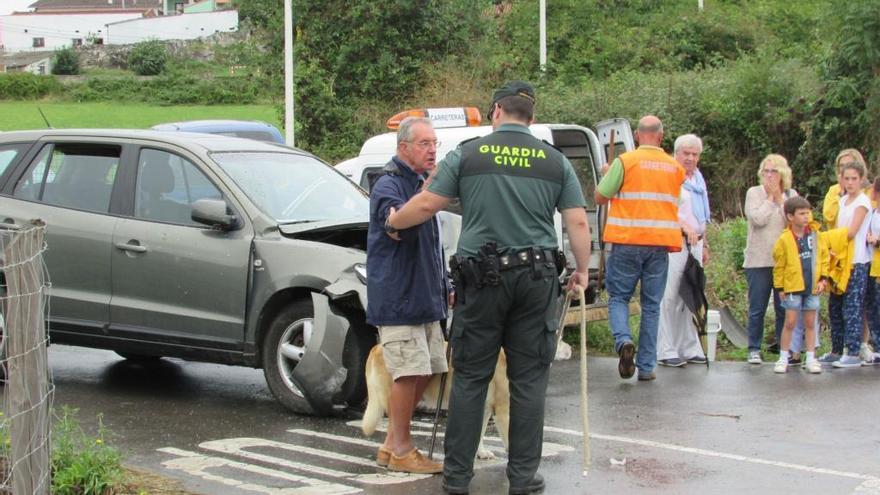 Un guardia civil habla con el acusado, el día del siniestro.