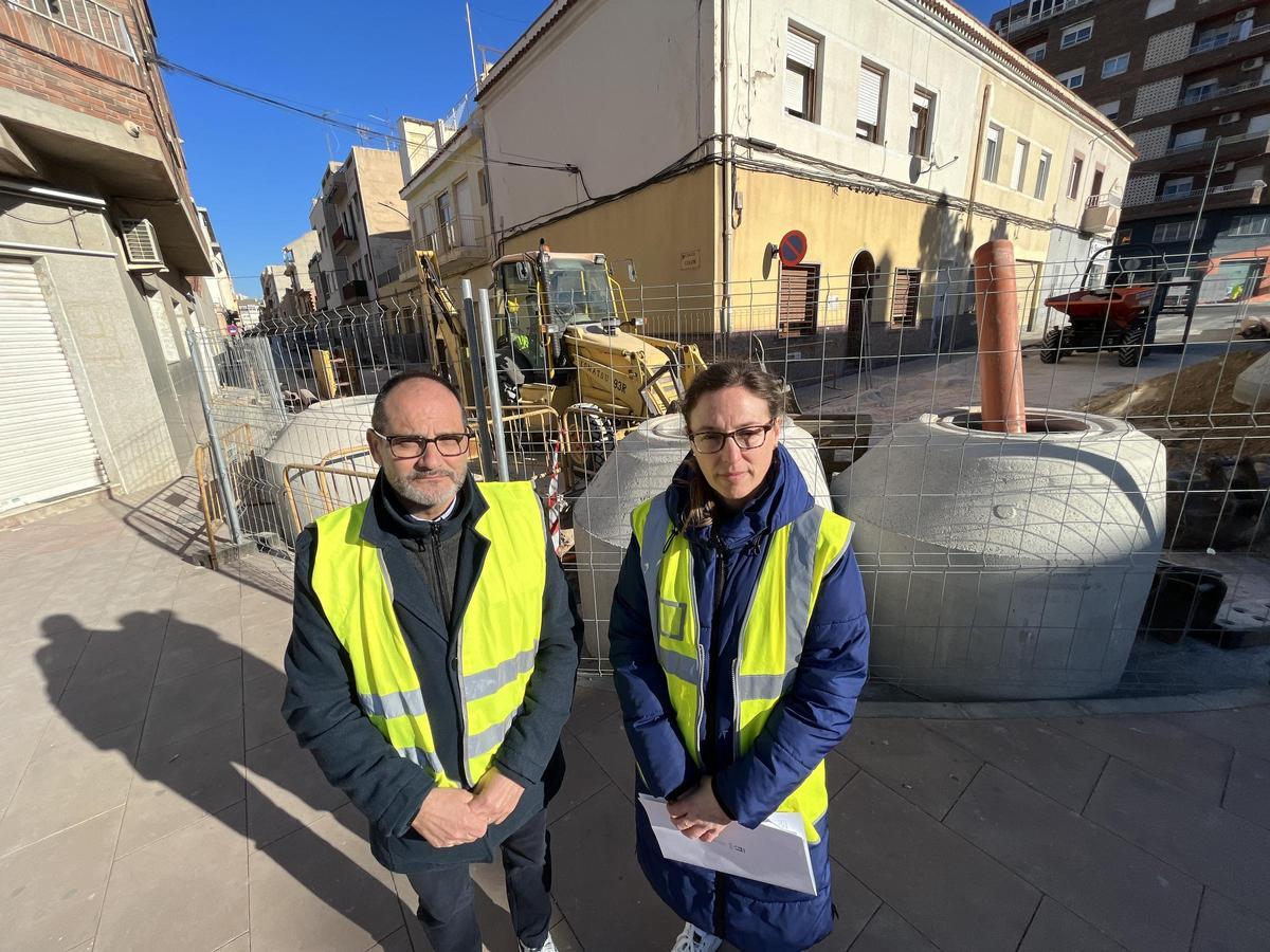 El concejal de Servicios Generales en la zona donde ya se está mejorando el alcantarillado.