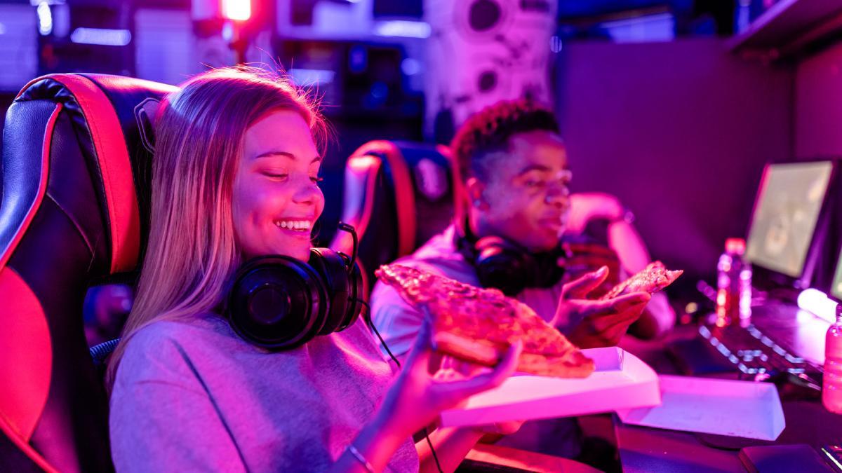 Jóvenes comiendo pizza
