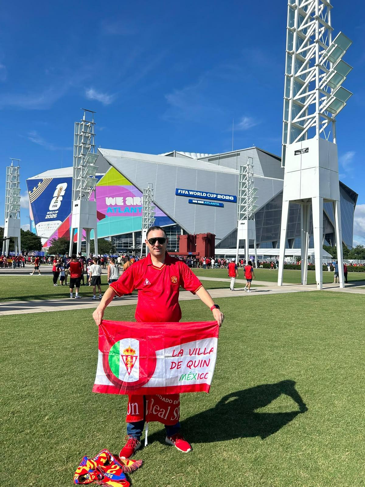 Álvarez Bada ante el estadio de Atlanta.