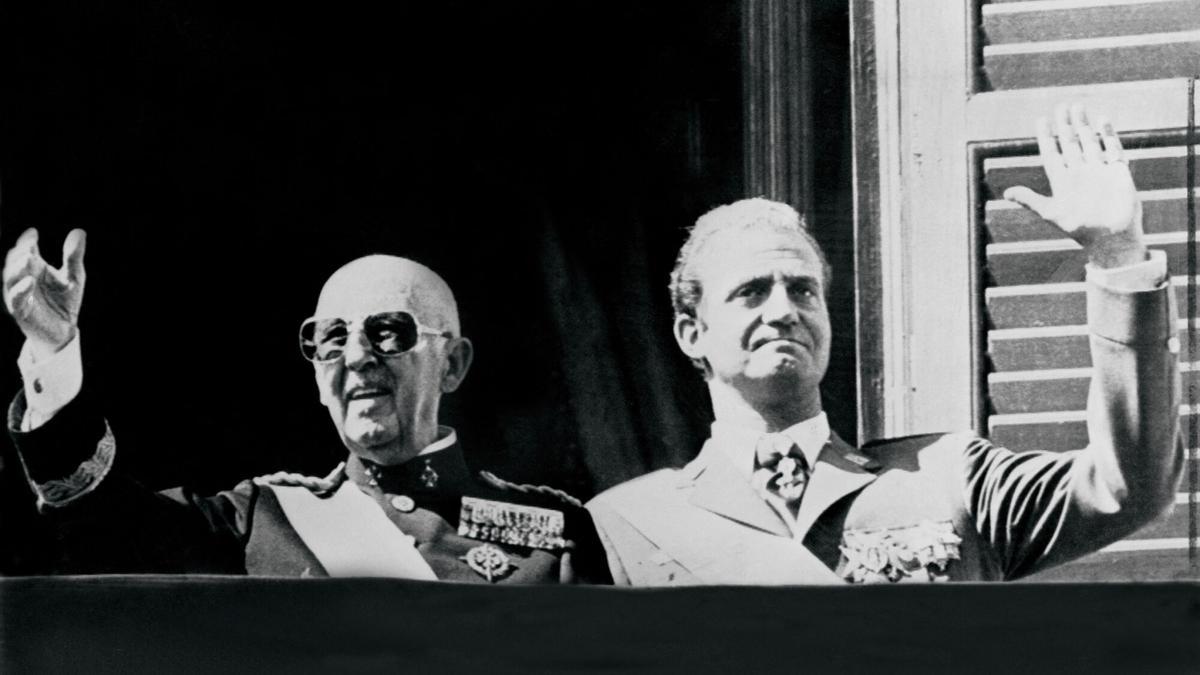 El dictador Francisco Franco y el entonces príncipe Juan Carlos, el 1 de octubre de 1975.
