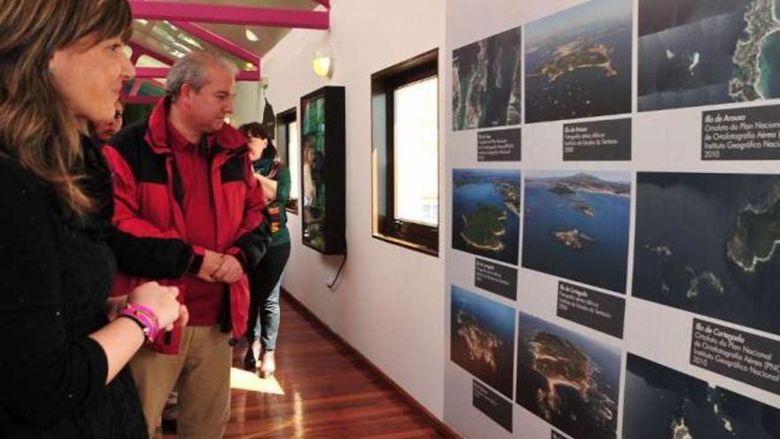 Un momento de la visita a la exposición inaugurada ayer en el CIRA, en A Compostela.  // Iñaki Abella